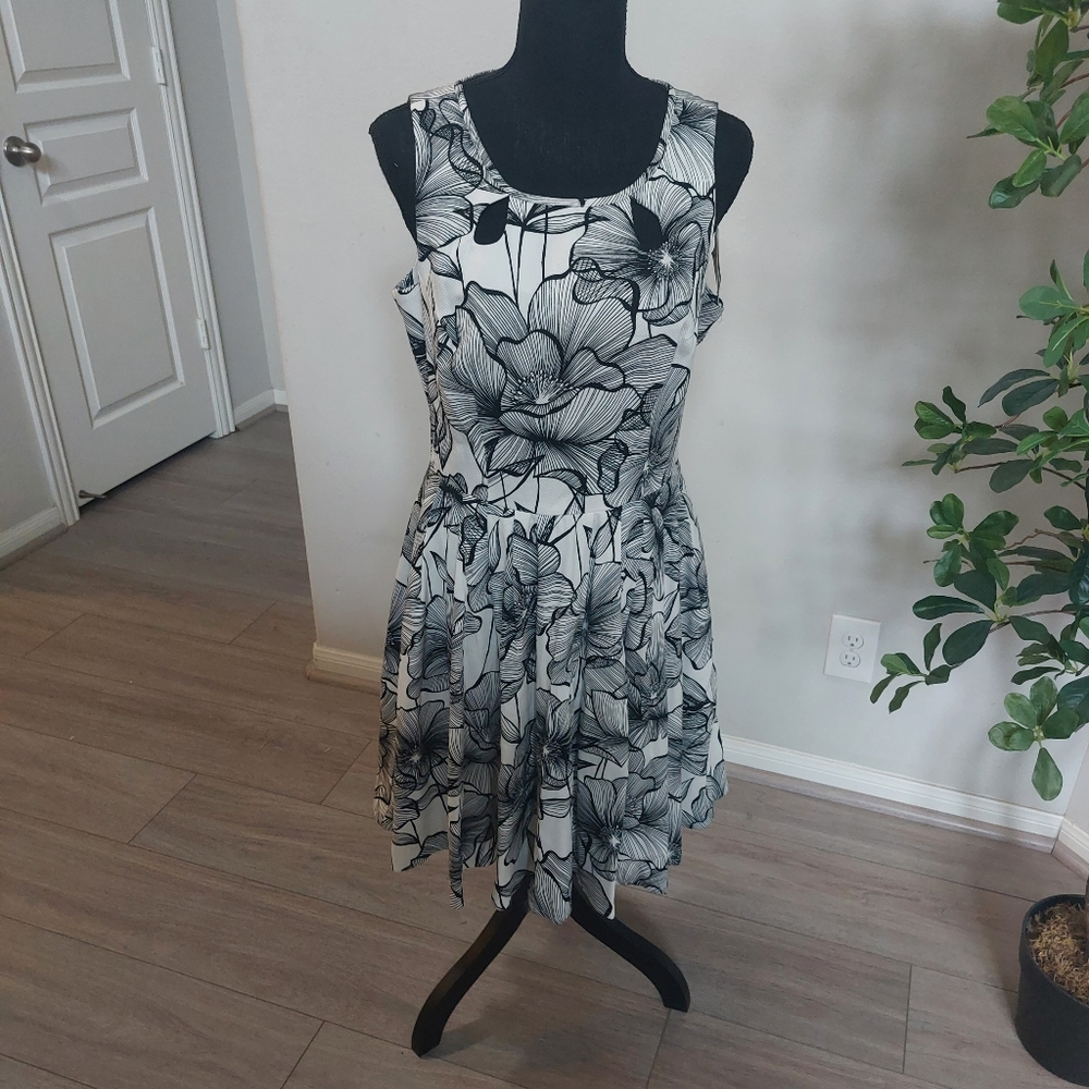 Danny and Nicole Black and White Sleeveless Backout Dress Size 10 NWT